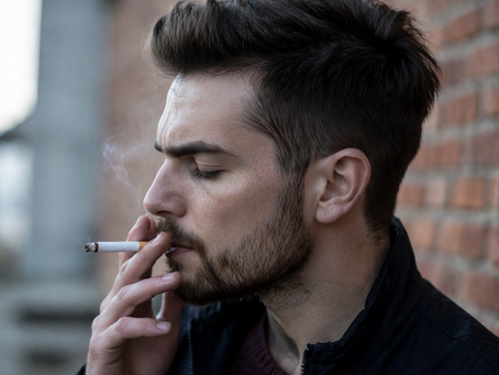 Personne fumant une cigarette à l’extérieur, en lien avec la préparation avant une prise de sang à Gatineau.