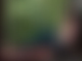 personne en moment de réflexion calme à la maison écoutant ses émotions prévention santé mentale