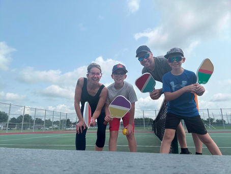 Partie de pickleball en famille, un moment pour bouger et passer du temps ensemble.