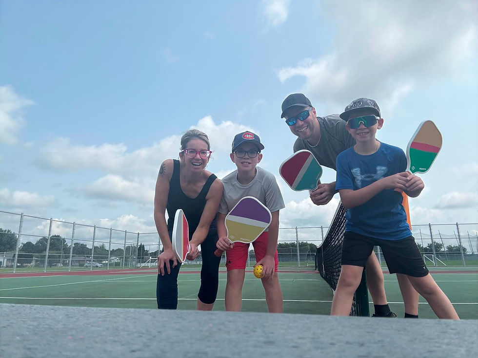 Partie de pickleball en famille, un moment pour bouger et passer du temps ensemble.