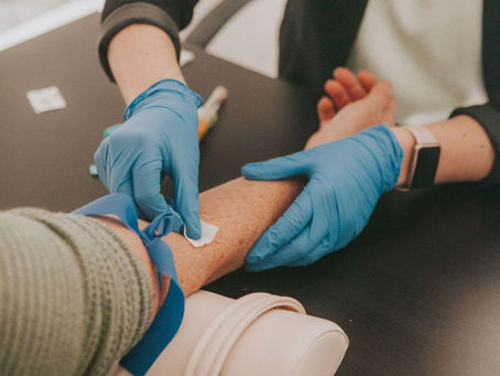 Professionnelle préparant des tubes pour une prise de sang dans une clinique à Gatineau.