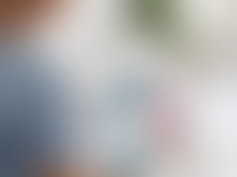 Infirmière préparant un tube de prélèvement sanguin dans une clinique lumineuse à Gatineau.