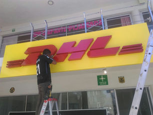 Tendencias en letreros corporativos y diseño comercial para este año