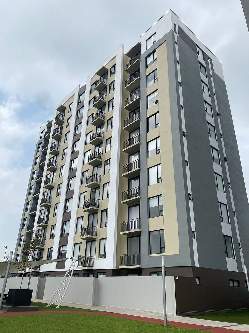 Resanes de Grietas en alturas para evitar filtraciones, aplicación de sellador impermeable y aplicación de 2 manos de pintura con 15 años de garantía por su correcta ejecución y al final una limpieza de vidrios en altura.