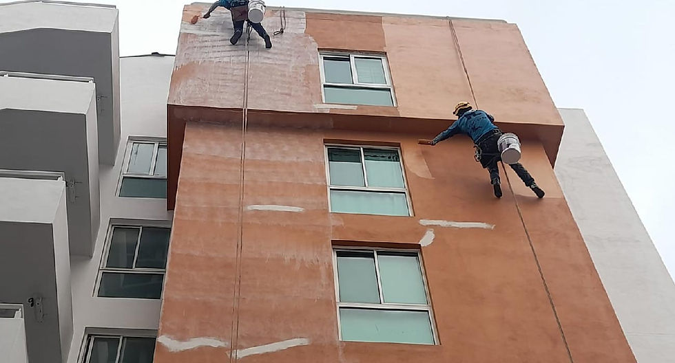 Sellado de ventanas en juntas de vidrio con aluminio y aluminio con muro, seguido de eso resanes de grietas en altura para evitar filtraciones, aplicación de sellador impermeable y aplicación de 2 manos de pintura con 15 años de garantía por su correcta ejecución y al final una limpieza de vidrios en altura.