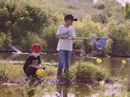 自然の中で遊ぶ子どもたち − 少年時代の記憶