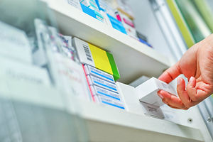 primer-farmaceutico-mano-sujetando-caja-medicina-farmacia.jpg