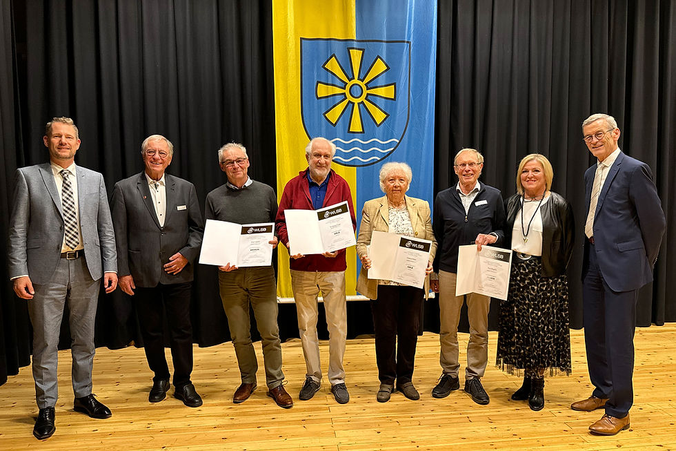 Nach der Ehrung gabs ein Erinnerungsfoto (von links): Landrat Luca W. Prayon, Gerhard Eschrich vom Sportkreis-Ehrungsrat, Kurt Lippert (bronzene WLSB-Ehrennadel), Wolfgang Hund, Gudrun Peters (beide goldene WLSB-Ehrennadeln), Kurt Rogalla (silberne WLSB-Ehrrennadel), ARGE-Vorsitzende Eveline Leber und der WLSB-Vizepräsident Manfred Pawlita.