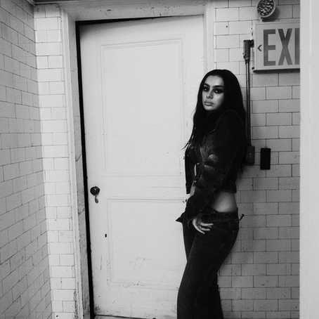 [Resenha] A comédia humana de Charli xcx: desconstruindo a fama em "Music, Fashion, Film"