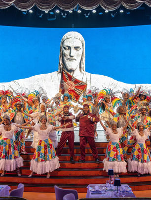 Roxy Dinner Show: nova atração une espetáculo e alta gastronomia no Rio de Janeiro