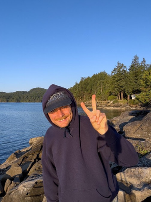 Mac DeMarco anuncia retorno ao Brasil com turnê “Guitar” e lança clipe inédito de “Holy”