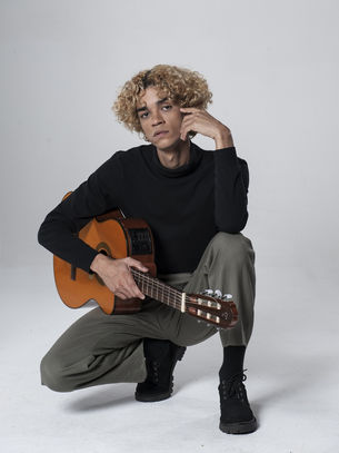 Conheça Do Prado: artista revive amores em 'Beijos e Cartazes de Cinemas'