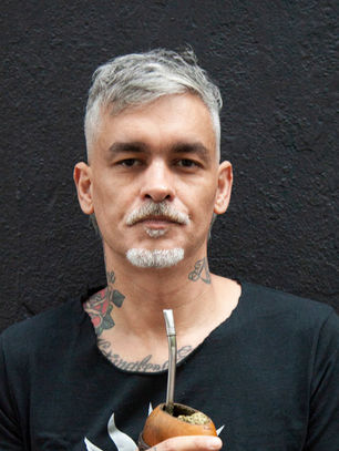 Esteban Tavares leva o show “Fora da Minha TV” ao Sesc Guarulhos