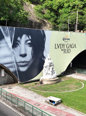 Lady Gaga no Rio: painel gigante antecipa chegada da estrela para show histórico em Copacabana