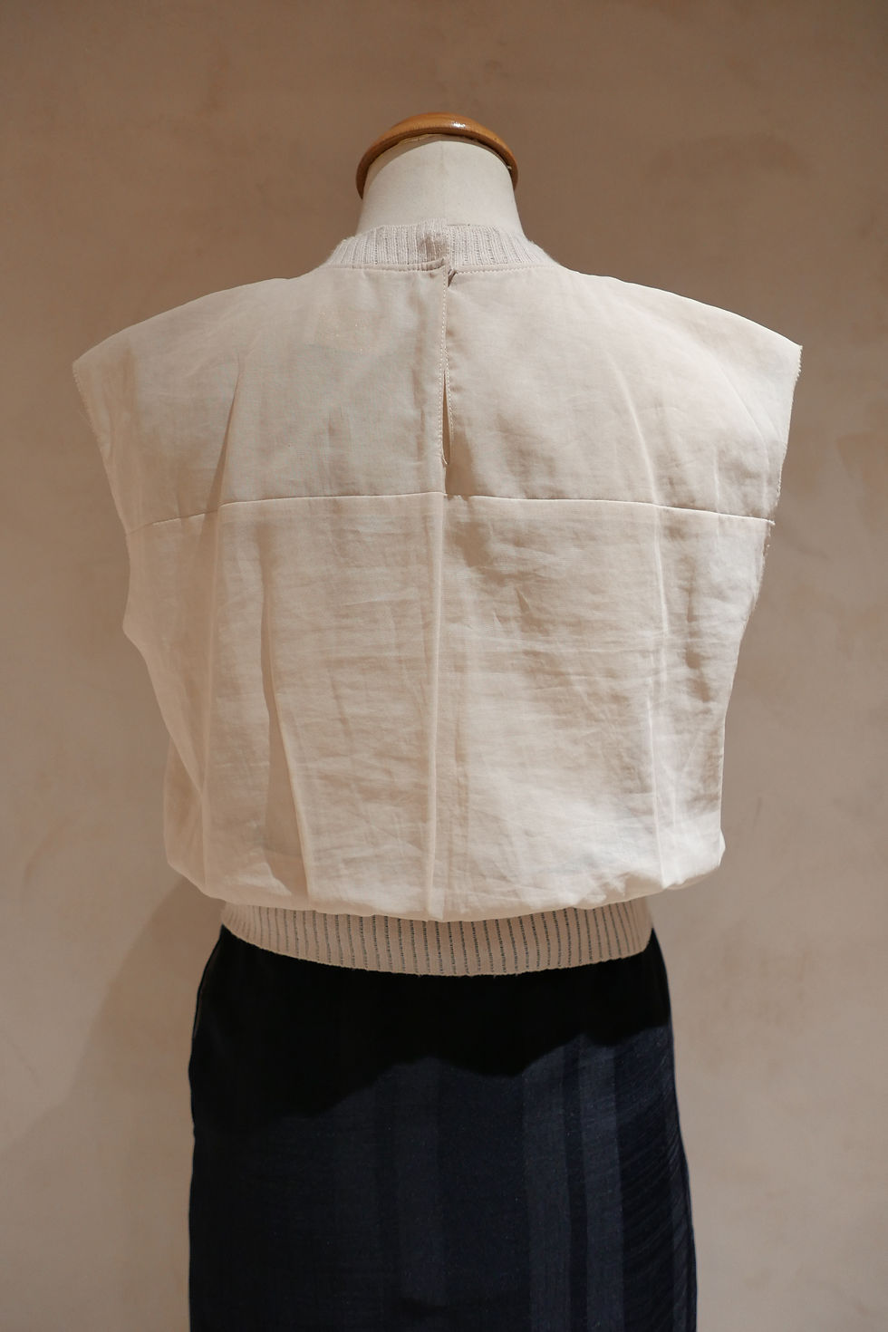 サムネイル： リブパネル 刺繍入りビーズトップ