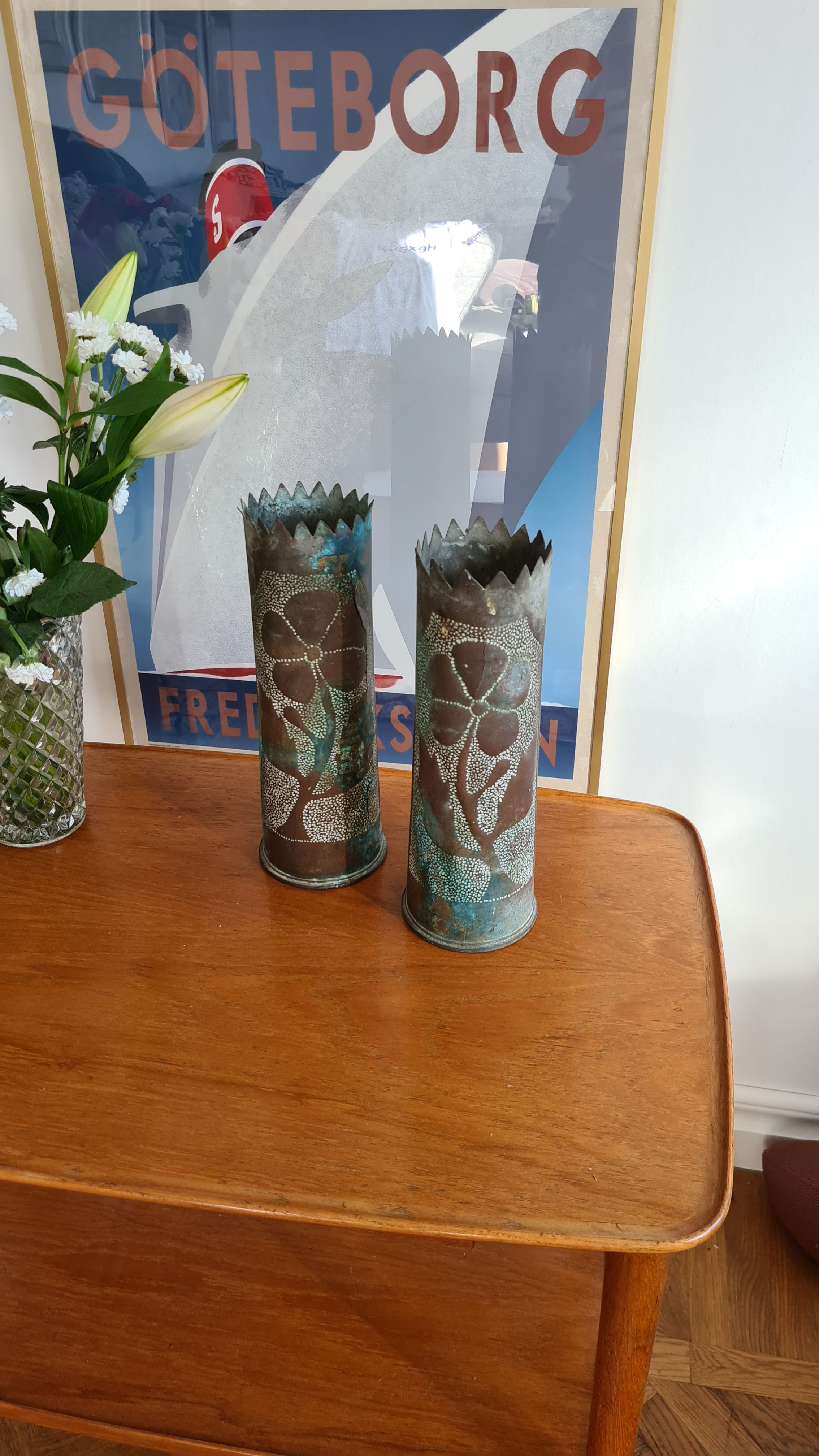 Ornamenterade vaser i Trench-art-stil, daterade 1916