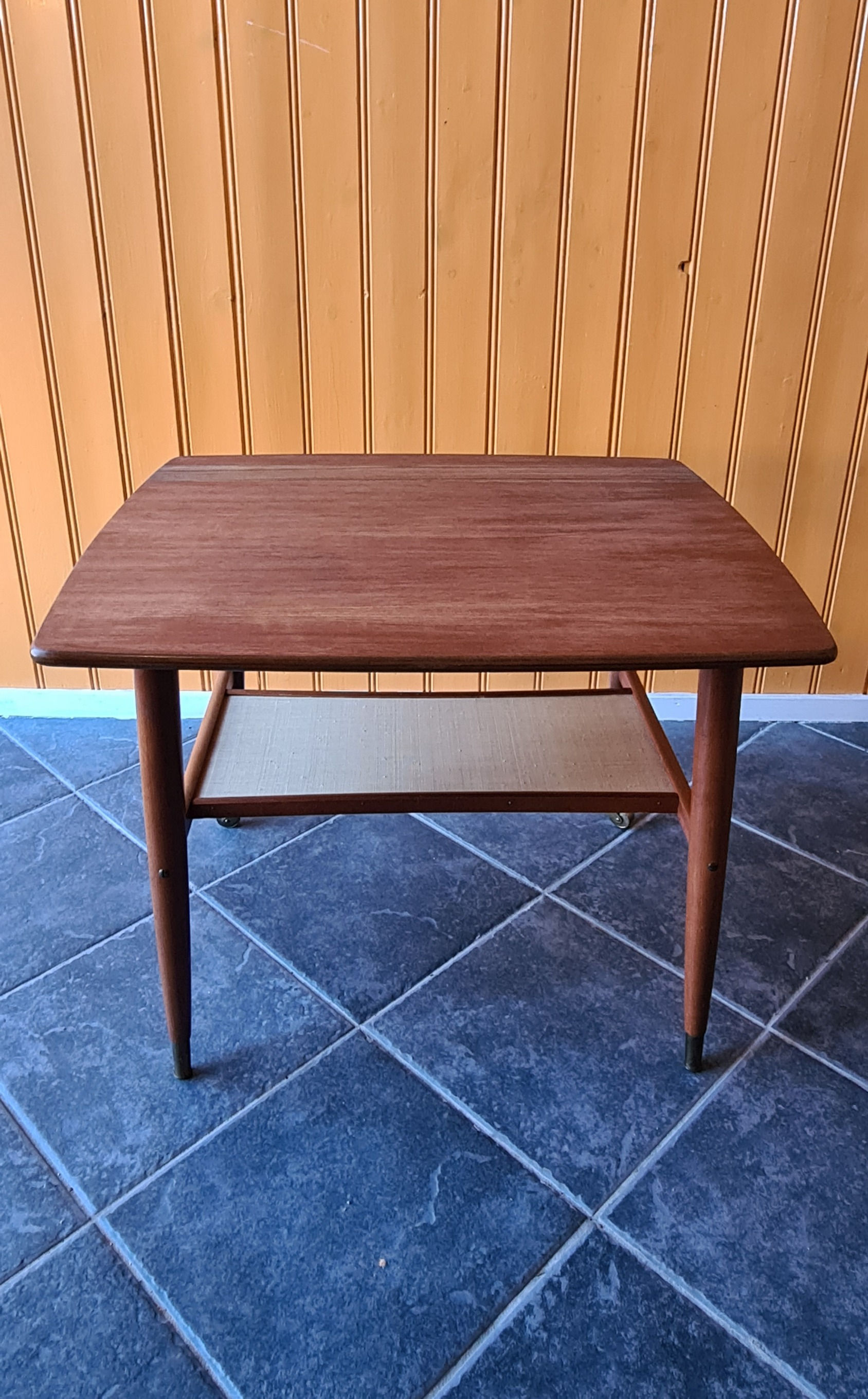 Teakbord med tidningshylla