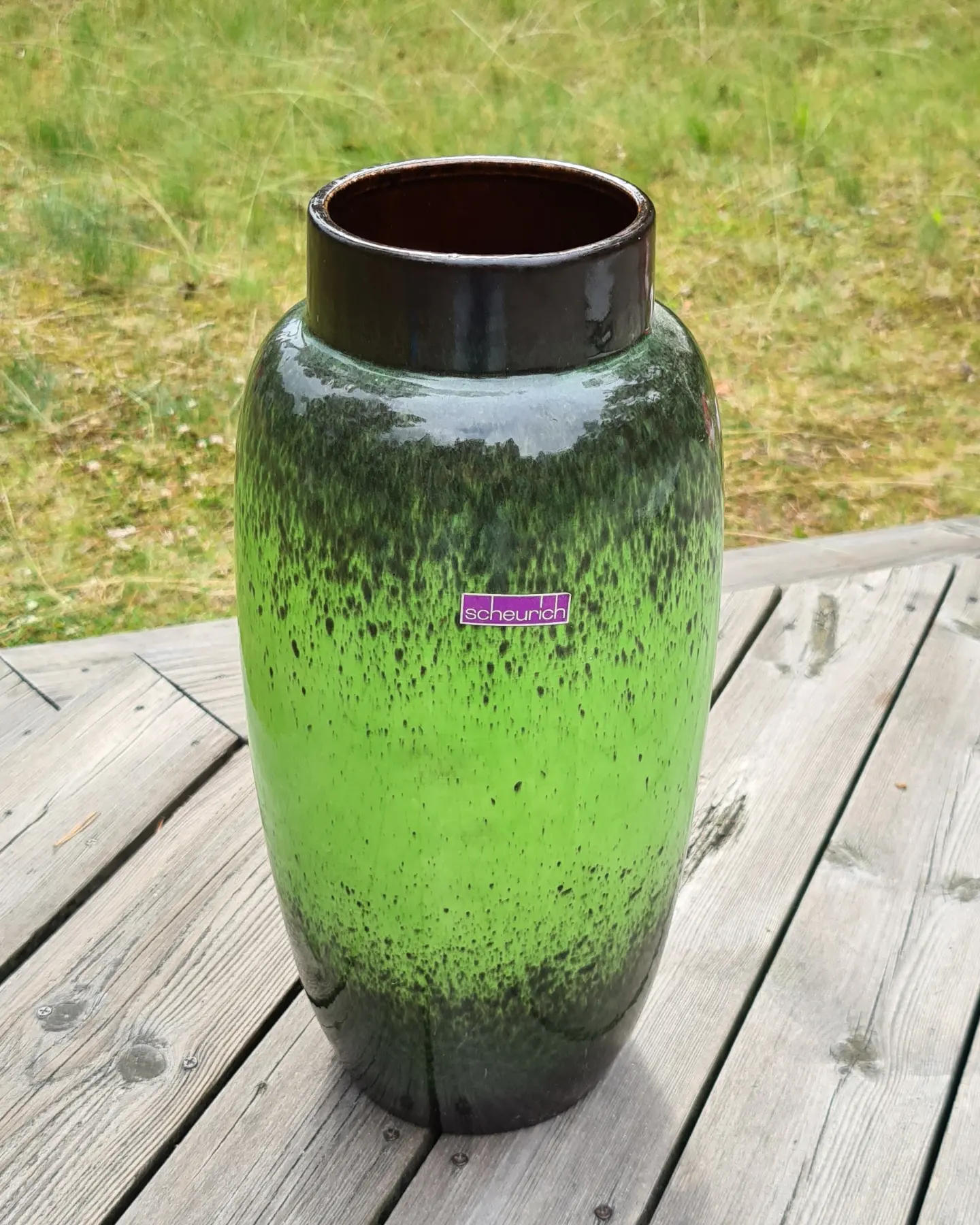 Vas från Scheurich, i Hot-lava stil