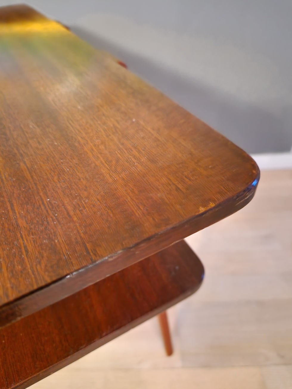 Miniatyrbild: Sidobord i teak och mahogny