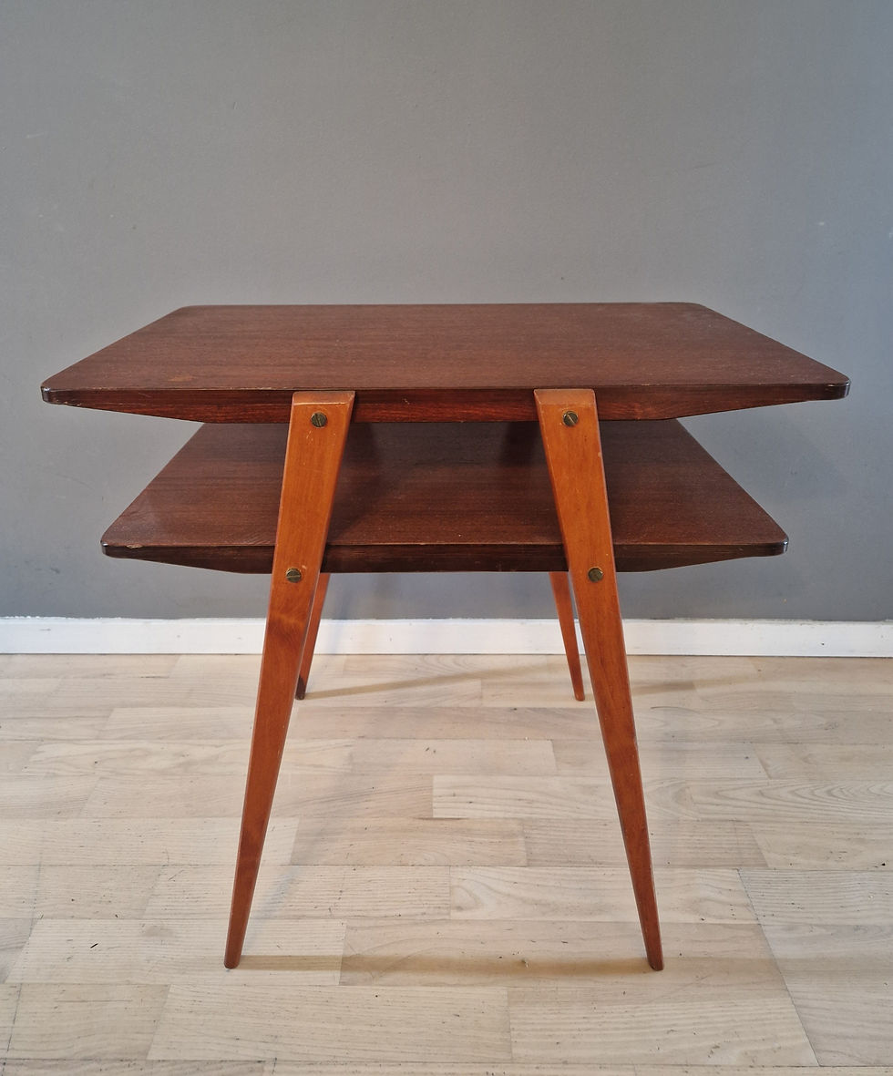 Miniatyrbild: Sidobord i teak och mahogny