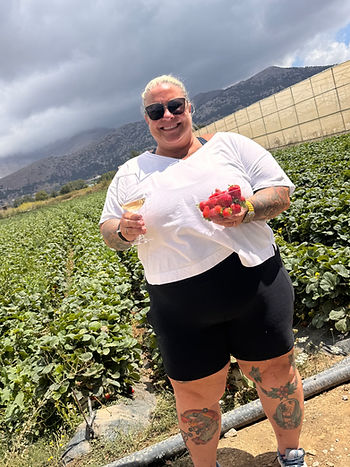Strawberry picking and a glass of refreshing Cretan Rosé—perfect pairings for a beautiful day 🍓🍷