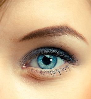 oeil bleu femme