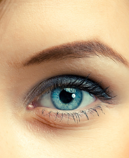 oeil bleu femme