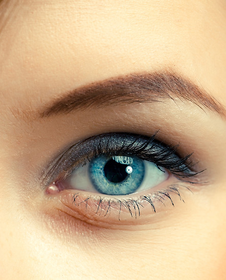 oeil bleu femme
