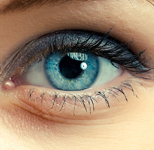 oeil bleu femme