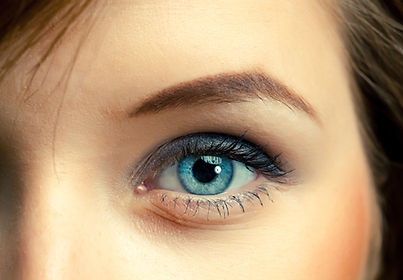 oeil bleu femme