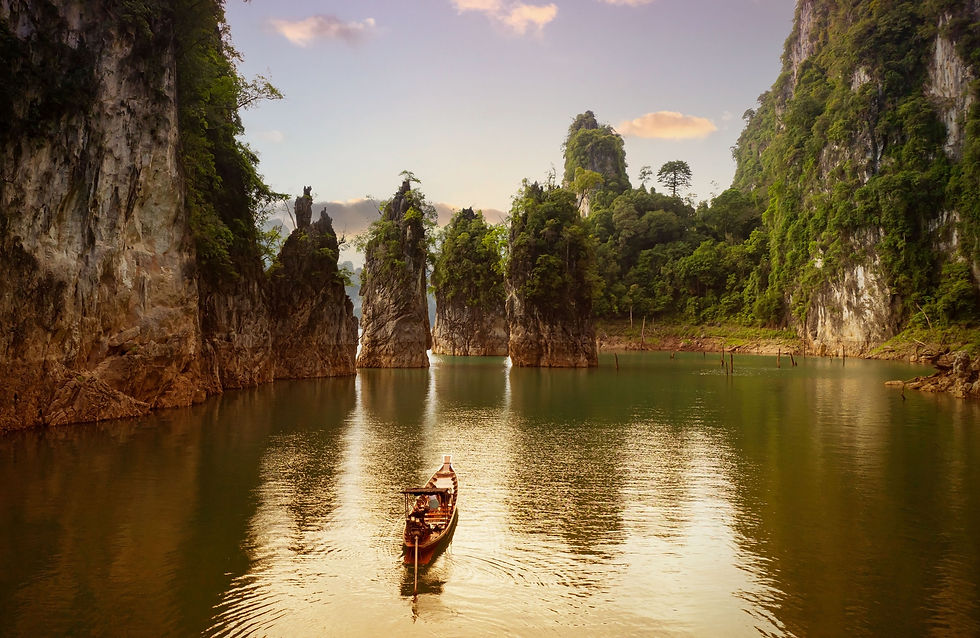 Boot auf einem See zwischen Kalksteinfelsen im Khao Sok Nationalpark