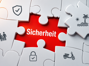 Illustration zum Thema Sicherheit in Khao Lak: Weißes Puzzle mit rotem Puzzleteil und dem Schriftzug „Sicherheit“, ergänzt durch Symbole für Schutz, Familie, Roller und Strandurlaub.