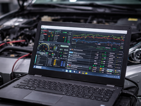 analiza logów diagnostycznych ecu – komputer pokazujący parametry pracy silnika