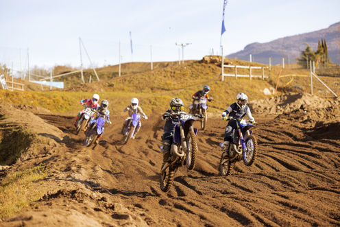 Luis Santeusanio und weitere Fahrer beim BLU CRU Camp in Spanien
