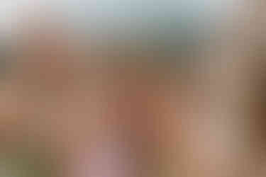 Brautjungfern trinken sich warm.