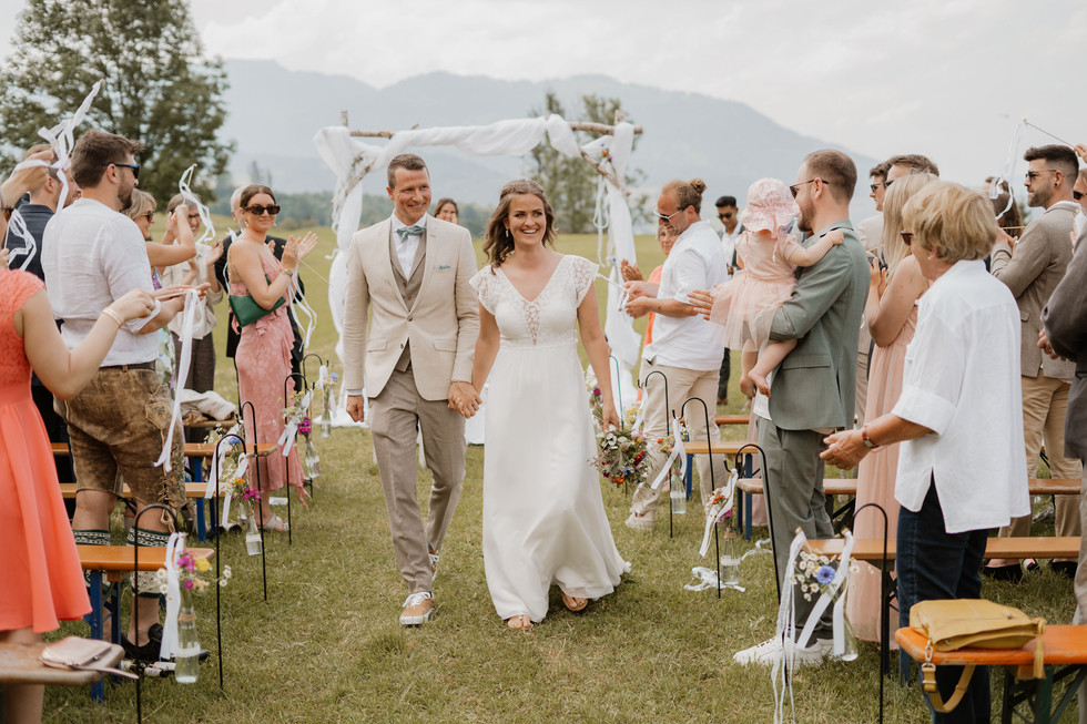 Auszug des Brautpaars auf der Wiese.