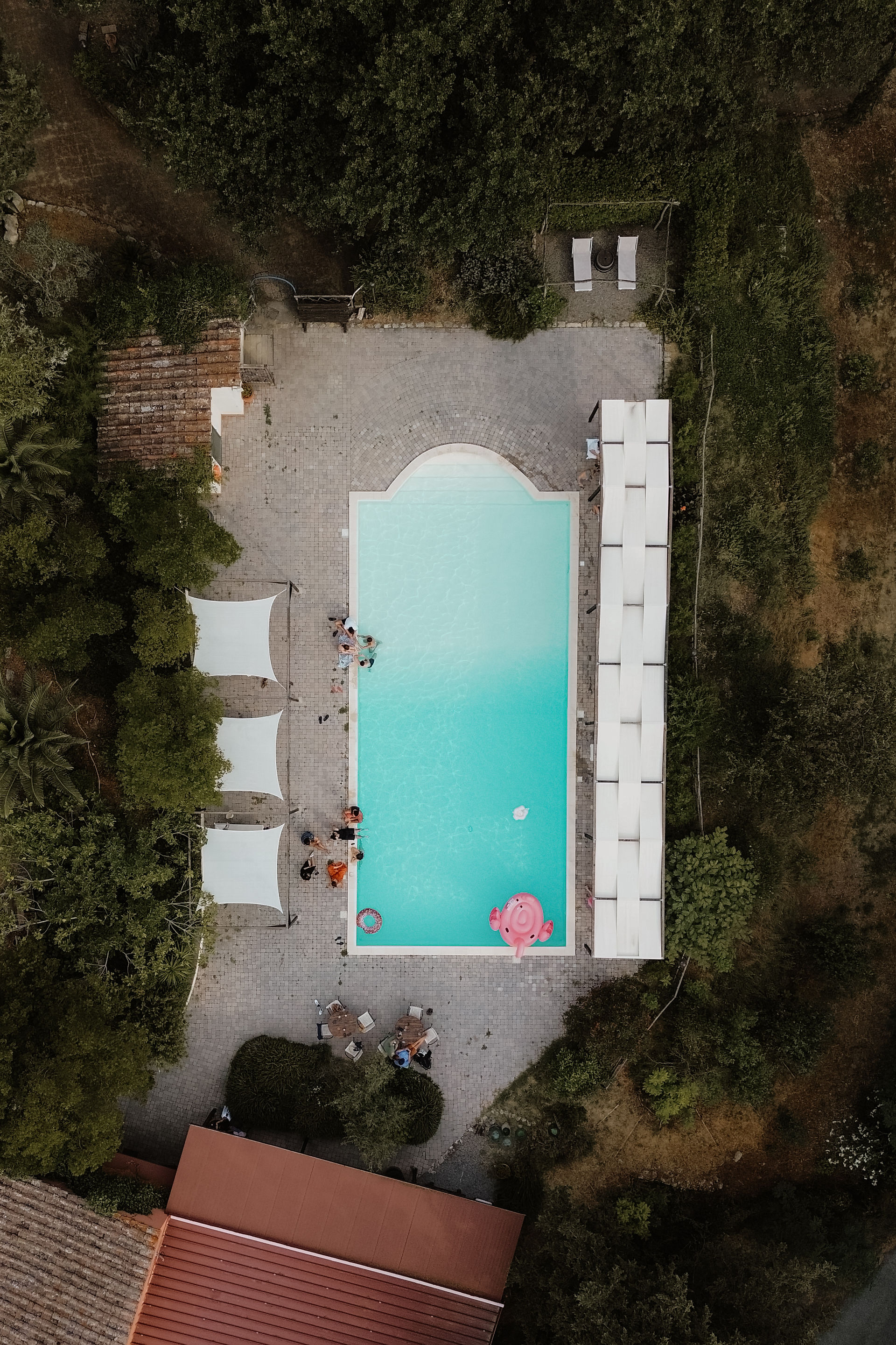 Poolparty bei einer Hochzeit mit Pizzaparty. Das ist eine Drohnenaufnahme von oben!