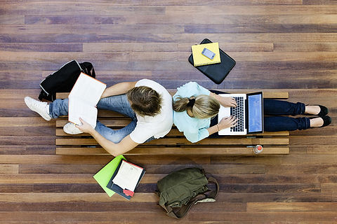 étudiants masculins et féminins faire des travaux scolaires