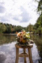 Brautstrauß auf Holzschemel vor einem See