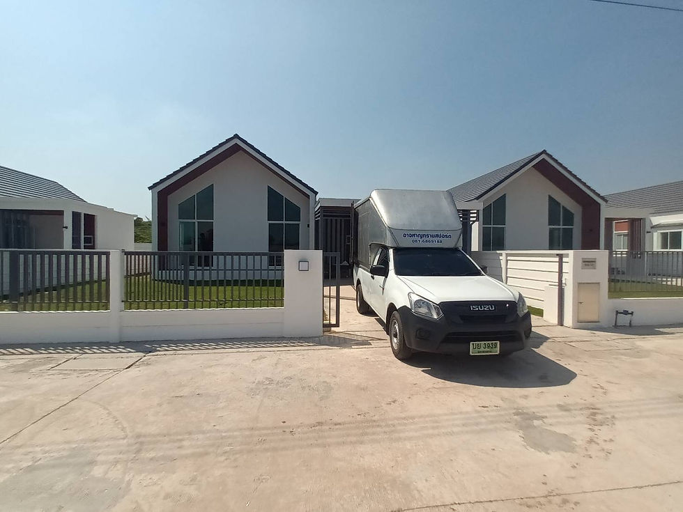 รถกระบะขนส่งสินค้า homly furniture จอดหน้าบ้านโมเดิร์น