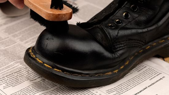 rawat dan bersihkan sepatu docmart bersama sibersih