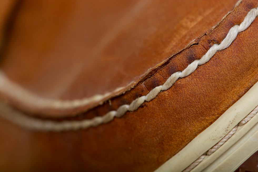 detail jahitan sepatu coklat