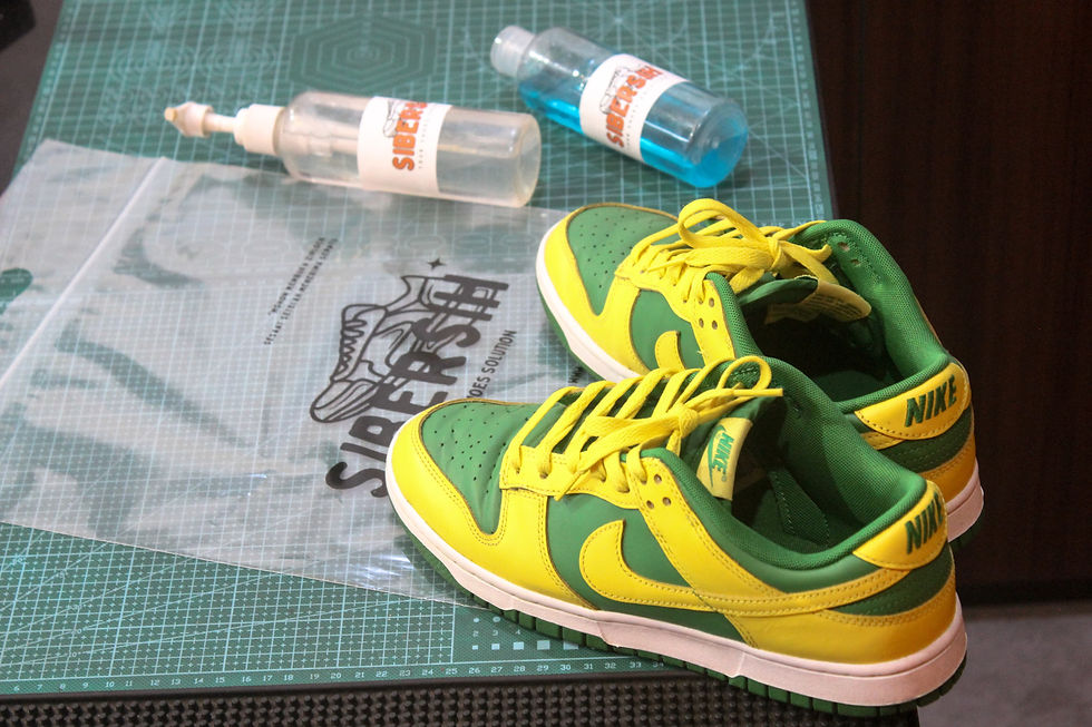 Top-down view of sneakers bersih yang sudah dikemas rapi di dalam tas transparan sederhana.