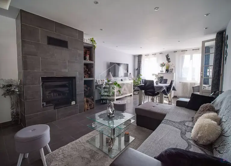 House for sale in Grasse with living room and fireplace