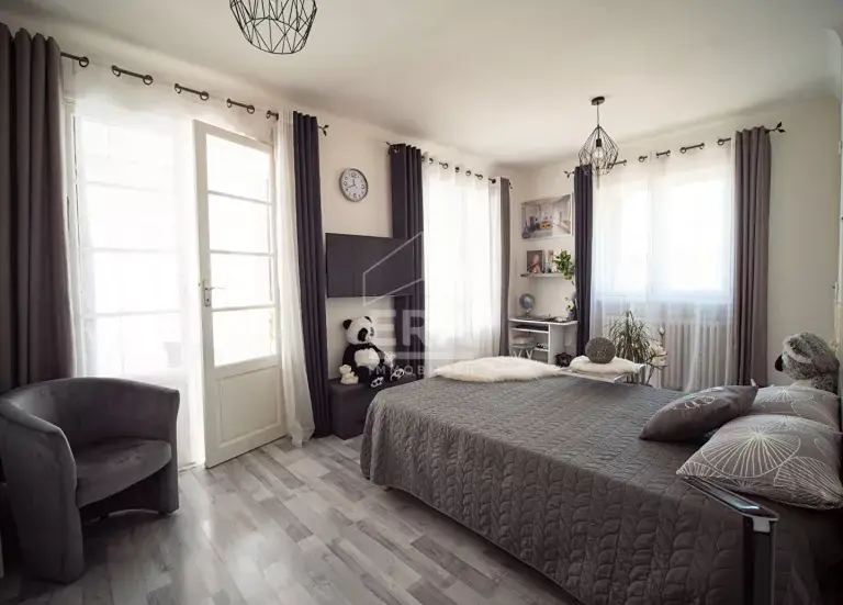 House for sale in Grasse with design bedroom