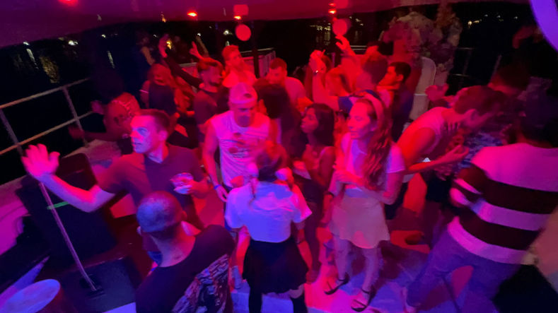 ÜberVida Bermuda 90s R&B and Hip Hop Party 