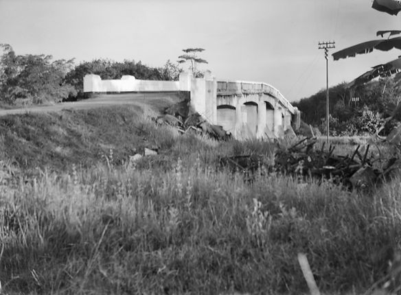 El puente de Parit Sulong visto desde la orilla occidental el 26 de septiembre de 1945_edi