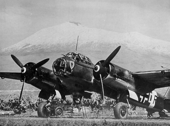 Un Junkers Ju 88 del Kampfgeschwader 30 en el aeródromo de Gerbini, Sicilia, probablemente