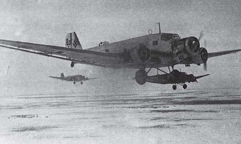 Transportes alemanes Ju 52 con base en Tatsinskaya en ruta para transportar suministros po