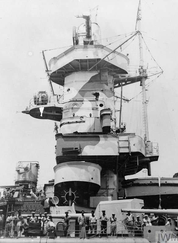 Daños de metralla en la torre de control del Admiral Graf Spee (1).jpg